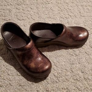 💞Dansko Pro "crackled" clogs
